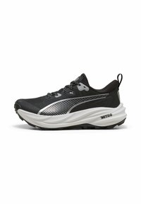 Zapatilla de correr negra con parte superior de malla texturizada, acentos plateados reflectantes, acolchado en el cuello, una entresuela prominente y suela de goma duradera.