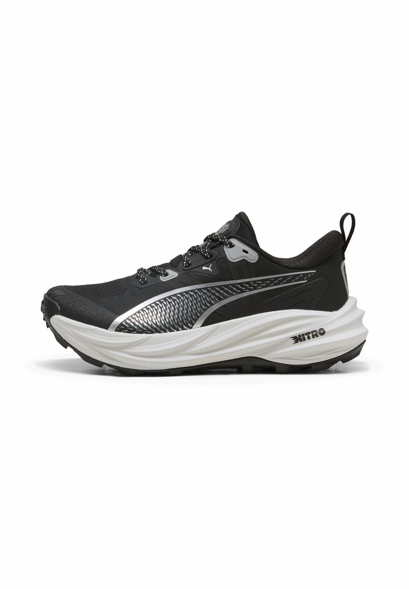 Zapatilla de correr negra con parte superior de malla texturizada, acentos plateados reflectantes, acolchado en el cuello, una entresuela prominente y suela de goma duradera.