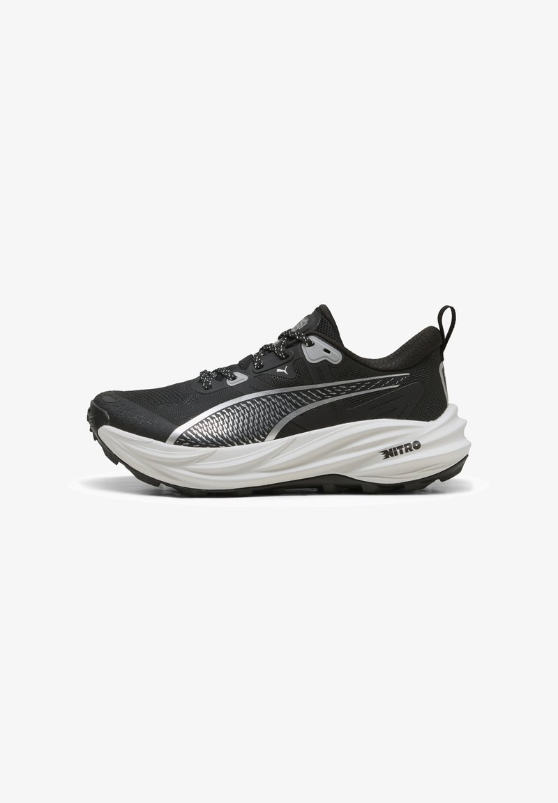 Musta juoksukenka, jossa on teksturoidusta verkkomateriaalista valmistettu yläosa, heijastavat hopeiset yksityiskohdat, pehmustettu nilkka-aukko, näkyvä välipohja ja kestävä kumipohja.