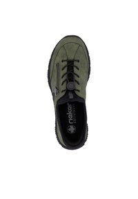 Sneaker verde in suede con lacci neri e una zip laterale. Presenta una suola in gomma e un logo "Antistress" sulla soletta.