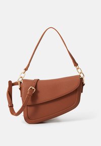 Sac à bandoulière en cuir marron avec une finition texturée, doté d'un design incurvé, de ferrures dorées et d'une bandoulière réglable pour plus de polyvalence.