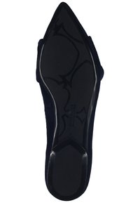 Spidsede navy blå ruskinds pumps med en glat sort gummisål, der har et dekorativt mønster og præget branding.
