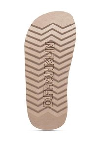 Suela de zapato de goma marrón con un patrón de zigzag y el logo emblema "D.FRANKLIN" en el centro. Acabado texturizado para mayor agarre.