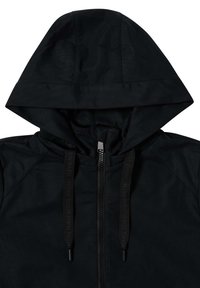 Svart zip-up jacka med huva, med texturerat tyg, kontrasterande sömmar och dragsko med tryckt text.