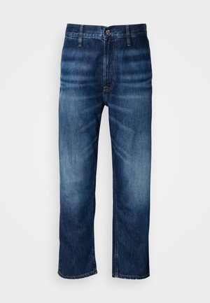 Mørkeblå straight-leg denimjeans med subtil falming på lårene og en knappelukking i midjen, vist på en hvit bakgrunn.