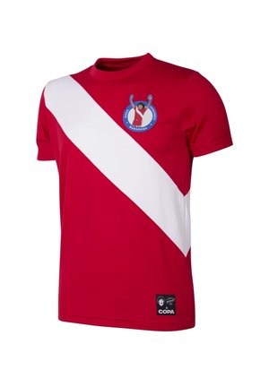 Rode sportshirt met een witte diagonale streep. Heeft een ronde hals, korte mouwen en een logo-opdruk op de borst. Het materiaal lijkt glad.