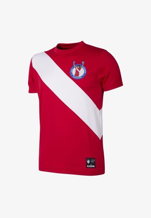 Rode sportshirt met een witte diagonale streep. Heeft een ronde hals, korte mouwen en een logo-opdruk op de borst. Het materiaal lijkt glad.