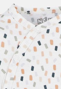 Weißer Baby-Overall mit mehrfarbigen rechteckigen Mustern und Druckknöpfen entlang des vorderen Halsausschnitts.