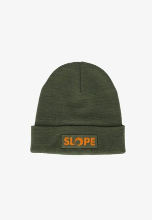 Groene gebreide beanie met een omgeslagen rand, featuring een oranje "SLOPE" logo op een rechthoekige patch. Zachte textuur en gestroomlijnd ontwerp.