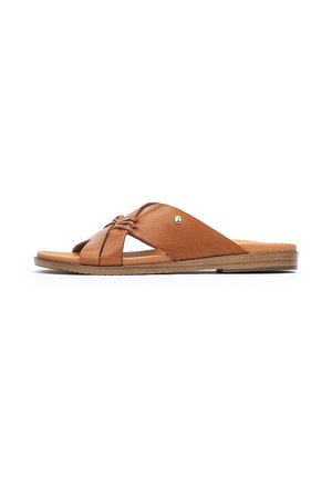 Sandales à glissière en cuir marron avec des sangles croisées, design à bout ouvert, semelle plate, détails de couture subtils et un petit accent en métal.