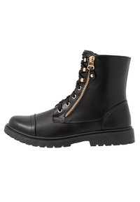 Svart läderankelboots med rund tå, gyllene dragkedja, snörning framtill och robust sula. Har en slät yta och förstärkt sömnad.