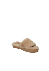 Pantofole in pelliccia sintetica con tomaia beige morbida, suola spessa e imbottita, e suola testurizzata per aderenza e comfort.