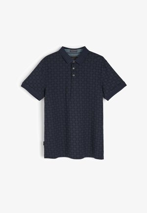 Granatowa koszulka polo z wzorem w romby, krótkie rękawy, zapięcie na dwa guziki i żebrowany kołnierzyk. Miękka faktura z metką marki na dolnym krawędzie.