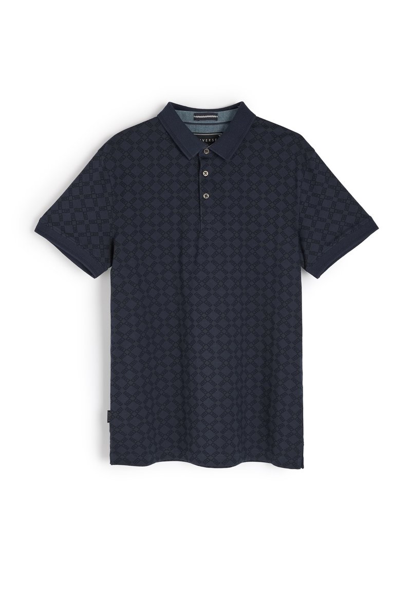 Granatowa koszulka polo z wzorem w romby, krótkie rękawy, zapięcie na dwa guziki i żebrowany kołnierzyk. Miękka faktura z metką marki na dolnym krawędzie.