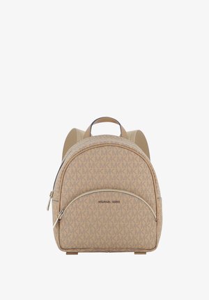Petit sac à dos beige Michael Kors avec motif logo intégral, poche avant zippée, poignée haute et bretelles réglables.