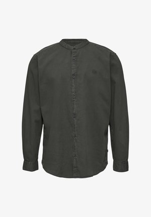 Chemise à manches longues vert foncé avec un col rond, fermeture à boutons sur le devant et un petit logo en accent sur le côté gauche. Tissu en coton, texture lisse.