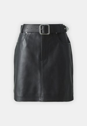 Gonna mini in pelle nera con una forma aderente, vita con cintura, tasche posteriori e dettagli di cucitura visibili. Texture liscia con una finitura lucida.