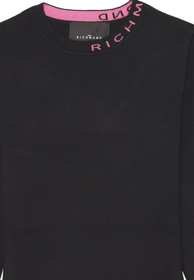 Maglione nero a maglia con scollatura rotonda e bordi rosa che presenta la scritta "RICHMOND" in lettere nere sul colletto.