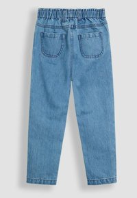 Hellblaue Jeanshose mit einem gerafften elastischen Bund und zwei Gesäßtaschen. Schmal zulaufendes Bein ohne Vordertaschen.