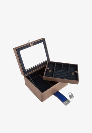 Caja de joyería de cuero en marrón con interior de terciopelo azul marino, que presenta una tapa transparente, un inserto removible con compartimentos y una correa azul con acentos metálicos.