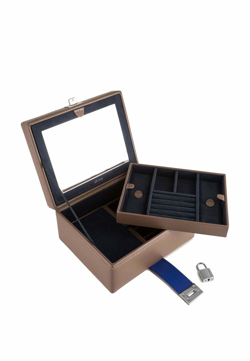 Caja de joyería de cuero en marrón con interior de terciopelo azul marino, que presenta una tapa transparente, un inserto removible con compartimentos y una correa azul con acentos metálicos.