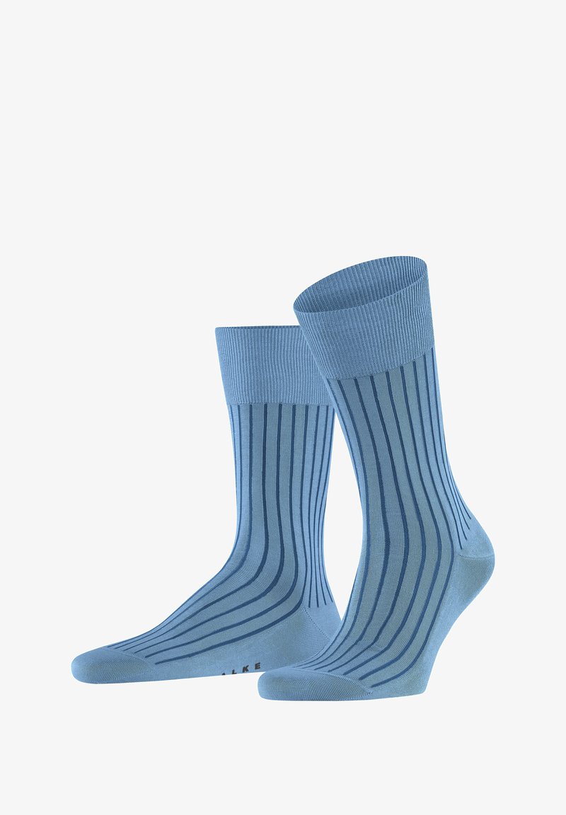 Meias azul claro com um design canelado, apresentando riscas verticais em azul mais escuro. Feitas de material macio com áreas de calcanhar e ponta reforçadas.