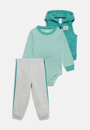 Ensemble trois pièces pour tout-petit avec un pantalon gris à rayures bleu sarcelle, un body à manches longues rayé bleu sarcelle et blanc, et un gilet sans manches à capuche bleu sarcelle.