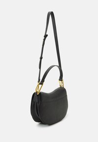 Borsa a spalla in pelle nera con forma curva, tracolla regolabile e dettagli in metallo dorato. Superficie testurizzata con una leggera lucentezza.