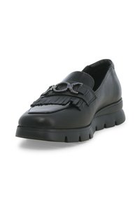 Scarpa nera in pelle a slip-on con dettagli in frange imbottite e accentuazione in catena metallica. Presenta una suola in gomma spessa e strutturata per una migliore aderenza.