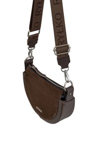 Braune Leder- und Wildleder-Crossbody-Tasche mit einer geschwungenen Form, Reißverschlussverschluss und verstellbarem Tragegurt mit aufgedrucktem Logo. Silberne Metallteile.