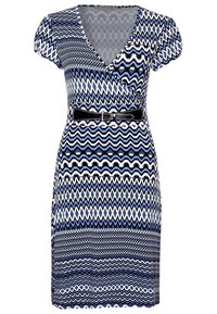 Sukienka z dekoltem w kształcie V, krótkimi bufkami i czarnym paskiem. Wzór w niebieskie, białe i granatowe zygzaki z dopasowaną sylwetką.