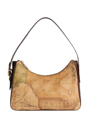 Borsa a tracolla in pelle color cuoio con stampa mappa, tracolla marrone, design curvo e chiusura con cerniera. Caratterizzata dalla superficie texturizzata e dalla geografia dettagliata.