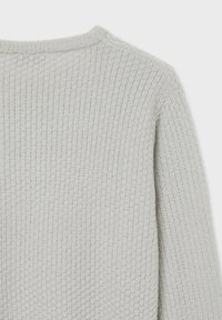 Maglione lavorato a maglia grigio chiaro con un motivo a waffle testurizzato e collo a girocollo a costine. Il tessuto sembra morbido e traspirante.
