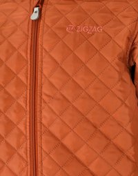 Gequilted oranje jas met een rits aan de voorkant, voorzien van een ruitpatroon en een klein geborduurd logo "ZIGZAG" op de borst.