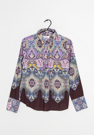 Koszula z długim rękawem z wzorem paisley w kolorach fioletowym, niebieskim i żółtym na brązowym tle. Posiada klasyczny kołnierzyk i zapięcie na guziki z przodu.