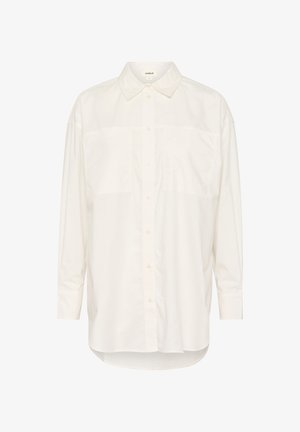 Cămașă albă cu mânecă lungă din bumbac, cu guler tip button-down, două buzunare pe piept, tiv drept și croială lejeră.