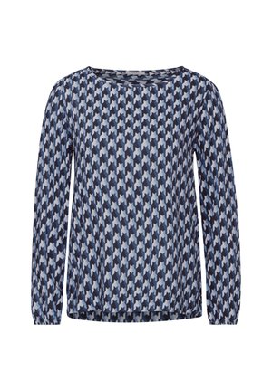 Blouse met lange mouwen met marineblauw, lichtblauw en wit geometrisch patroon en afgeronde halslijn, weergegeven op een witte achtergrond.