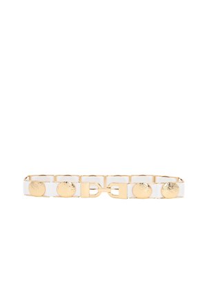 Cintura elastica bianca con sei grandi borchie rotonde in metallo martellato color oro e fibbia a doppio anello color oro.