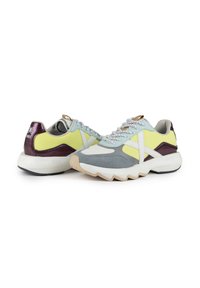 Sneakers con suola spessa. Presentano pannelli grigi, bianchi e gialli, dettagli in bordeaux e lacci texture. Design della suola a zigzag unico.