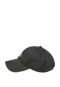 Casquette de baseball gris foncé en coton avec une visière courbée, un patch de logo cousu sur le côté et six œillets de ventilation.