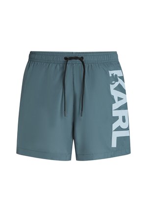 Herren-Badeshorts in gedämpftem Teal, aus leichtem Stoff. Mit schwarzem Kordelzug und großem weißen "KARL"-Logo auf der rechten Seite.