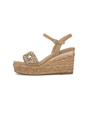 Sandale compensée beige avec plateforme en jute tressé, bride cheville avec boucle, et bride avant ornée de pierres précieuses multicolores et de perles.