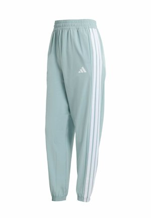 Lichtblauwe sportbroeken met een elastische tailleband, taps toelopende pijpen en drie witte strepen die langs de zijkanten lopen; gladde, lichtgewicht stof.