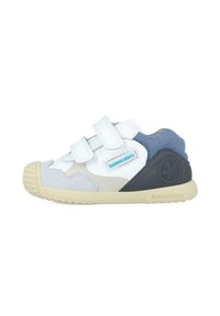 Scarpe multicolori per bambini in suede bianco, grigio e blu navy, con due cinturini regolabili in velcro e una suola in gomma testurizzata.