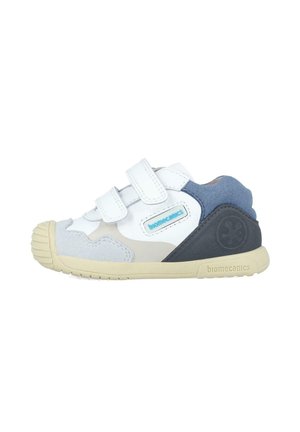 Scarpe multicolori per bambini in suede bianco, grigio e blu navy, con due cinturini regolabili in velcro e una suola in gomma testurizzata.