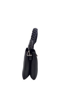 Borsa a tracolla in pelle nera con un manico intrecciato, dotata di una chiusura in metallo argentato e di un design strutturato e affusolato che si allarga alla base.