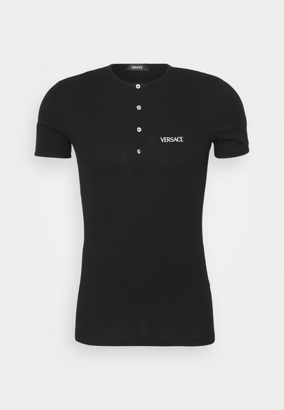 Pólo preto de mangas curtas feito de algodão com um design ajustado, apresentando um fecho de botão e um logo branco da Versace no peito.