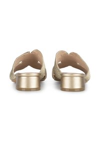 Goldene Sandalen mit einer strukturierten Oberseite und einem klobigen Absatz. Das Design umfasst einen gewellten Rand und eine offene Rückseite für ein einfaches Anziehen.