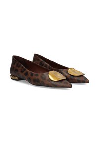 Zapatos planos con estampado de leopardo, hechos de cuero texturizado. Tienen una punta afilada y un destacado acento metálico dorado en la parte superior. Tacón bajo.