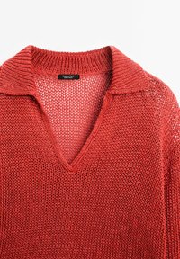 Rode gebreide trui met een V-hals en een kraag. Heeft een losse weefstructuur en is gelabeld met "Massimo Dutti, gemaakt in Spanje."